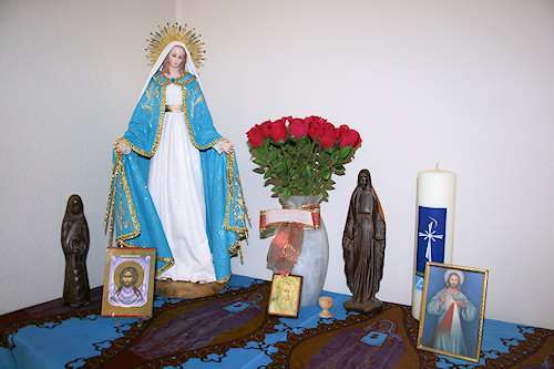 Santuario en la Sala de Seminarios de Good News Ministries