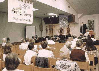 Charlie Osburn enseña en la primera Escuela de Evangelización en Tampa Bay