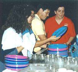 Jerry Hoffman & Donna Obringer ayudan a lavar los platos