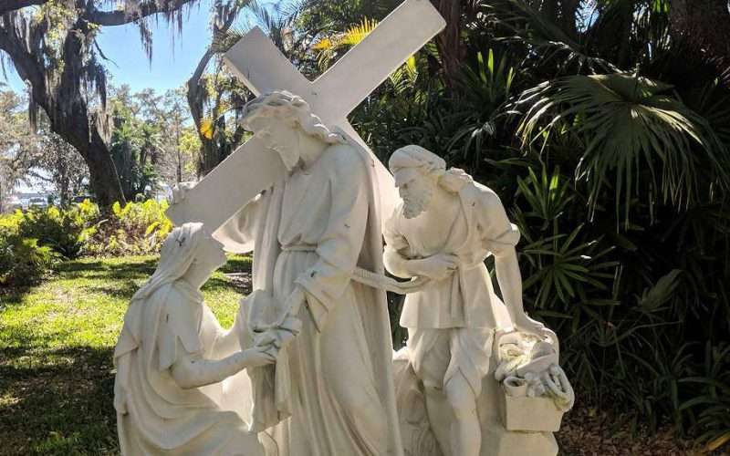 Jesús lleva la cruz
