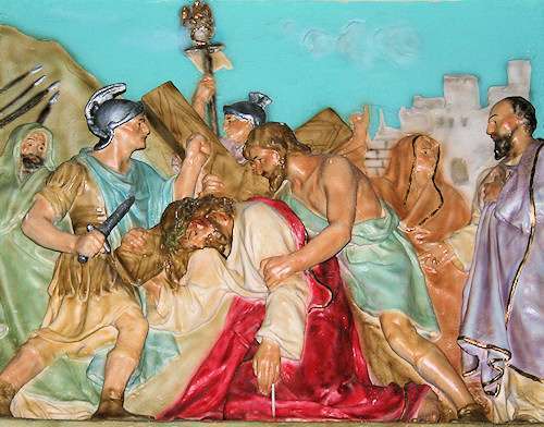 Simón de Cirene ayuda a Jesús a cargar con Su cruz